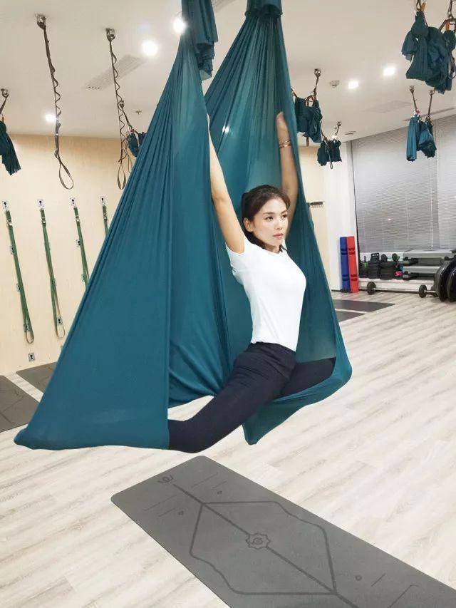 刘涛中年逆袭,出镜秀倒立上热门!