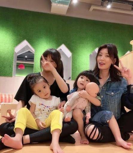 梧桐妹毕业贾静雯和前夫同框,前夫头发白了不少,修杰楷被赞大方_女儿