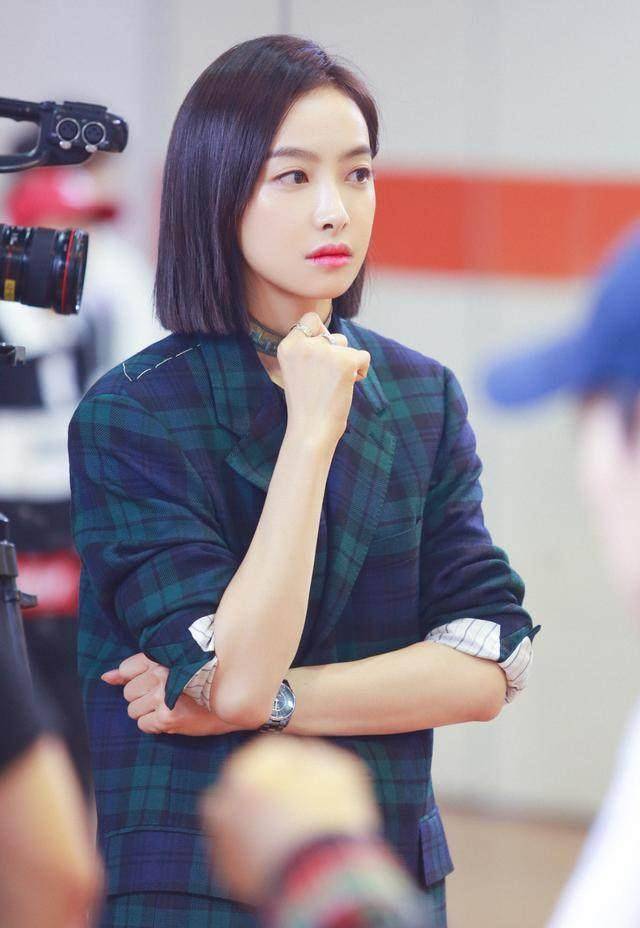 31岁宋茜变化真大,剪齐肩短发嫩回19岁,网友:这衣服太会穿了_造型