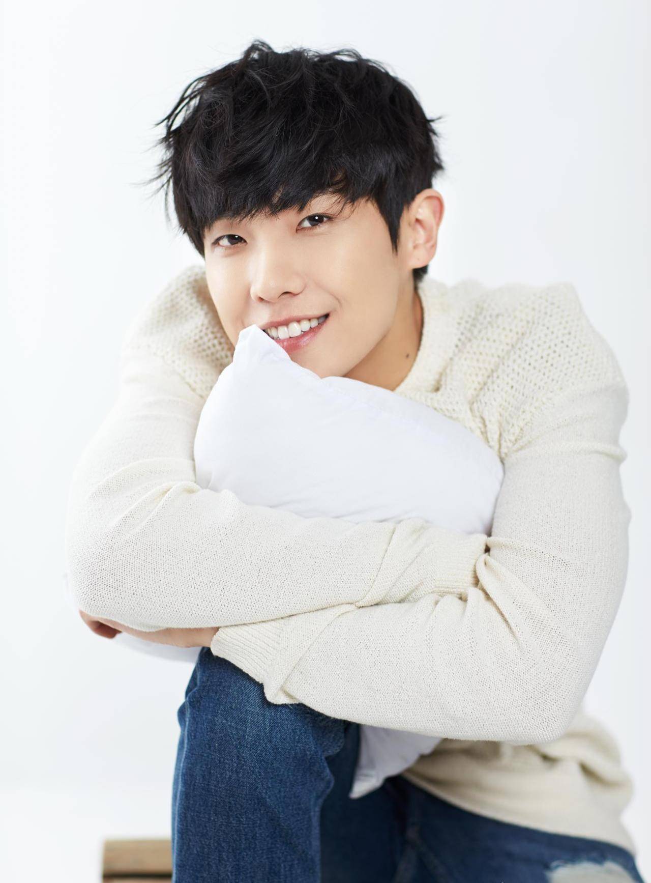 李准以mblaq组合出道,通过sbs电视剧《听到传闻》巩固了作为演员的