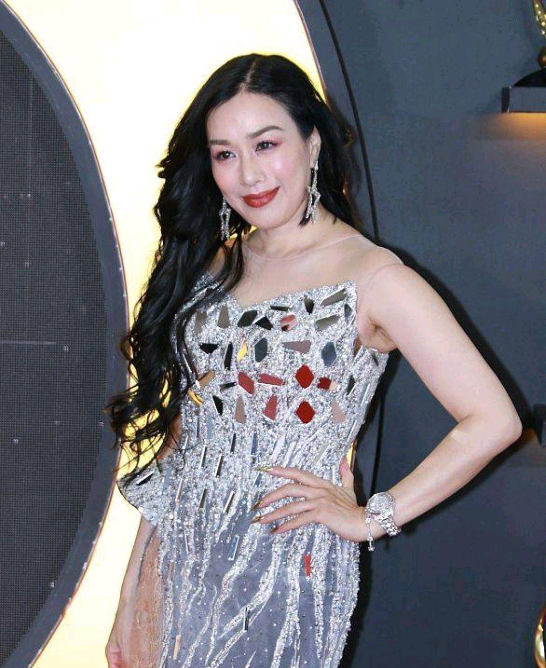 49岁的钟丽缇生四胎有望,穿礼服展示美人鱼曲线!_女儿_好身材_婆婆