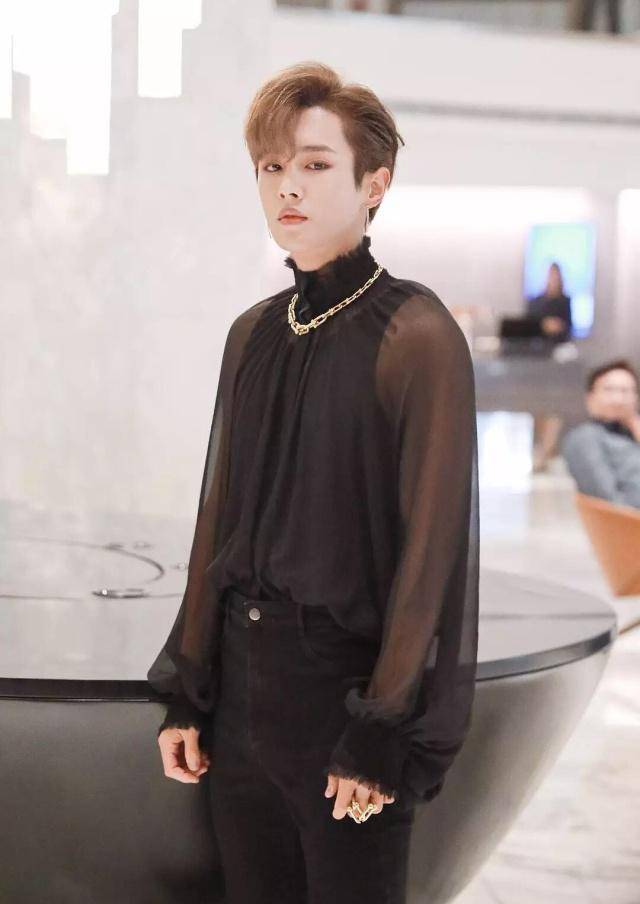 李汶翰黑色透纱现身巴黎看秀,时尚感十足的造型却接连被吐槽?