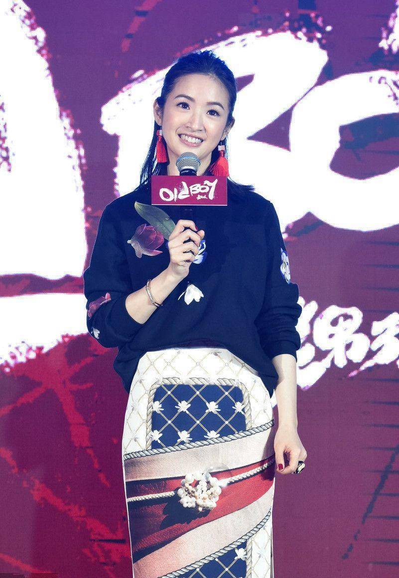 近况的林依晨还是没变,穿抹身材裙现身活动,身体圆润笑容甜美_女神_时