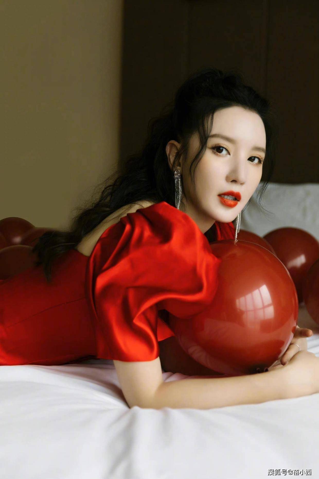 "张萌"美得像个洋娃娃,穿红色连衣裙性感高贵,阔天身材真能打