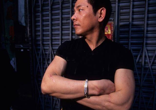 崩牙驹就不必多说,而这个九指华也是14k成员,是江湖上有名号的人物