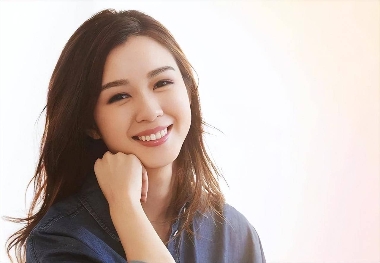 麦明诗报名参赛时，就被港媒视为夺冠热门。她不仅身材样貌出众，还是港姐中不算多见的名校毕业生