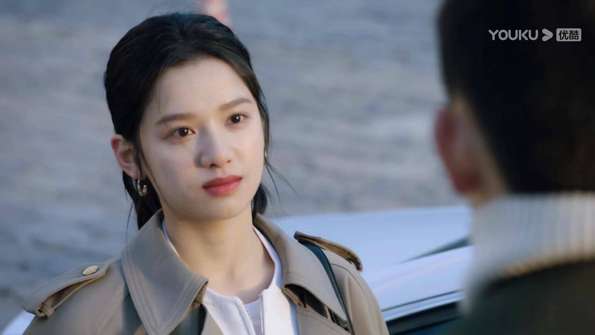 三年后人还是会长大的,所以我们看到的只是年轻的朱筠.