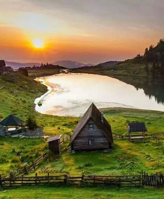 喜欢安静的人,经常处于尘世喧嚣之外,这并非是一种逃避,而是避免不