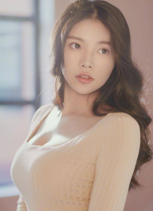 徐冬冬身材饱满太敢穿,简约针织裙清新大气,穿出3d立体感_服装_紧身_