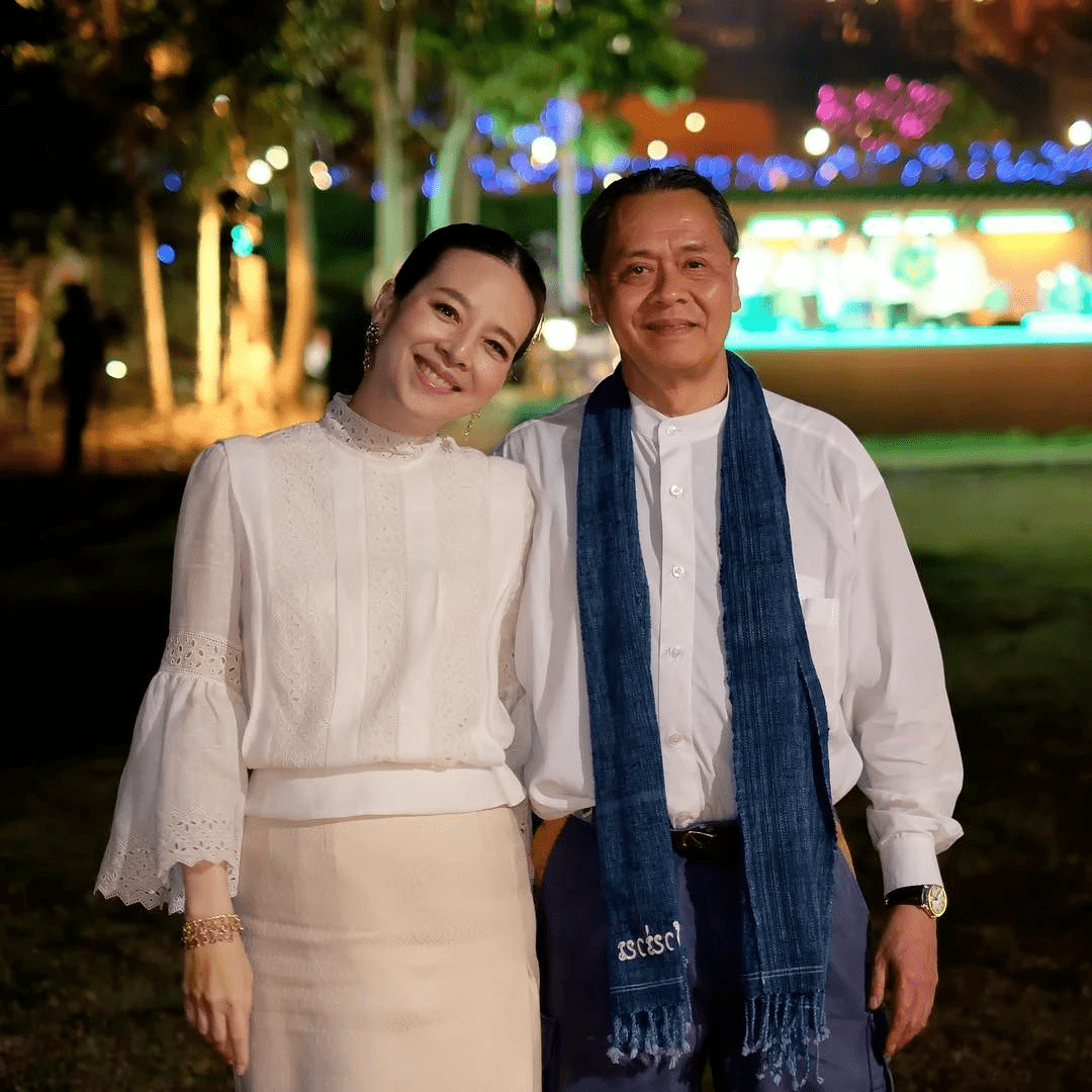 拒嫁王室、带球队踢进世界杯，这位顶级华裔名媛什么来头？_伍伦_家族_公司