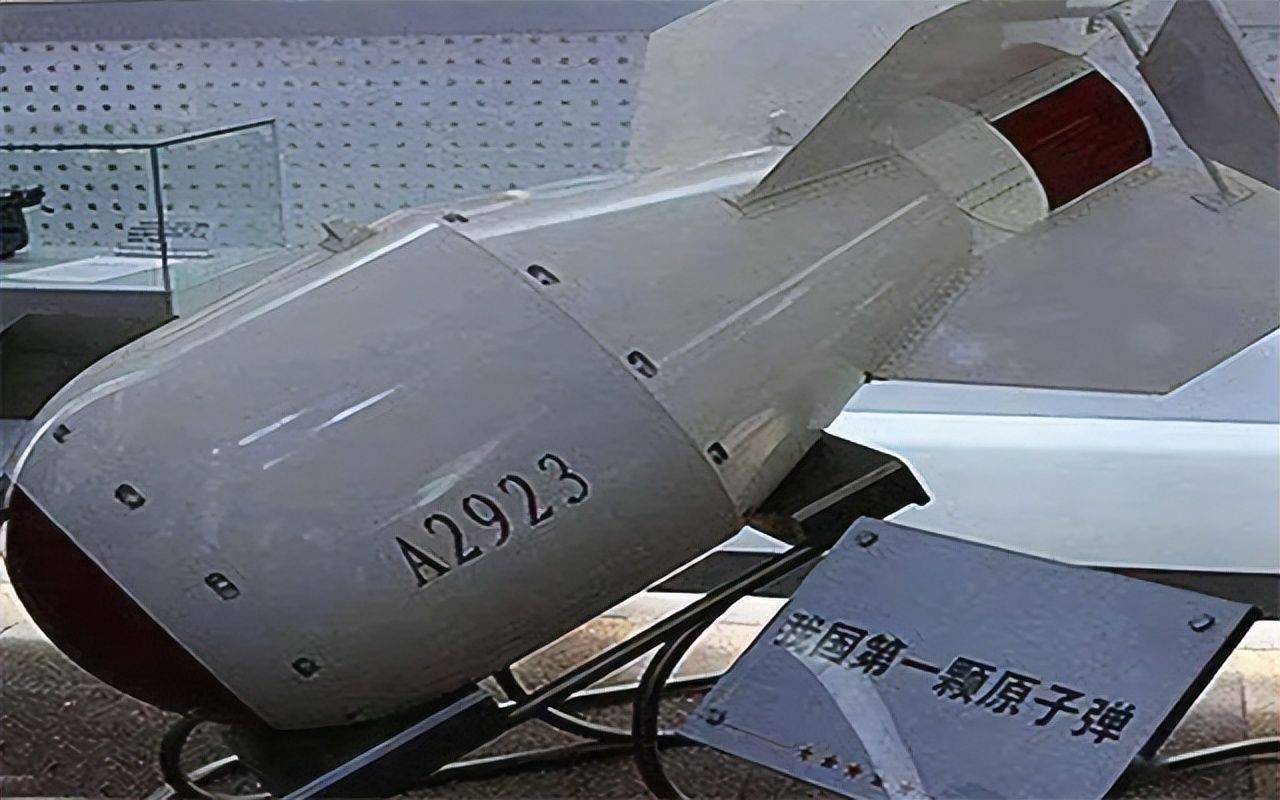 在我国科研人员夜以继日的努力下,第一颗原子弹被制造出来,并决定在