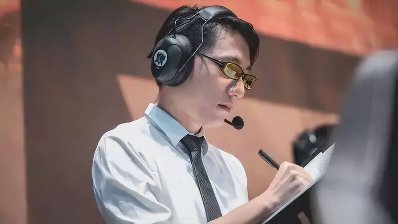 风哥开启直播解密rng往事?不愧是合同的神,对锅和uzi太差!