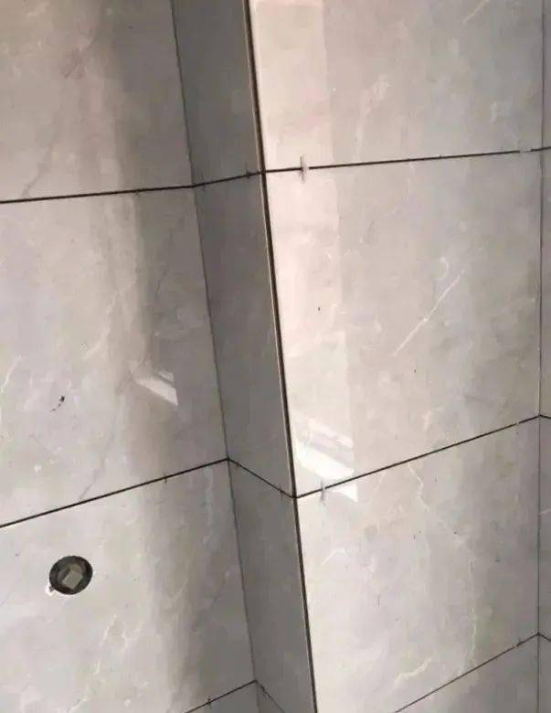 地砖留1.5mm~2mm的缝比较合适,墙砖一般需要留缝1mm~1.