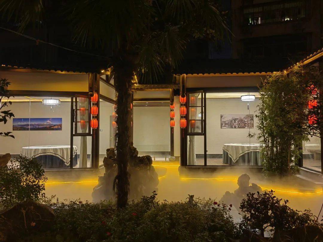 棕榈树,羽毛枫,黄金枸骨,樟树"成双结对,点缀其间的"百年银杏,广玉兰