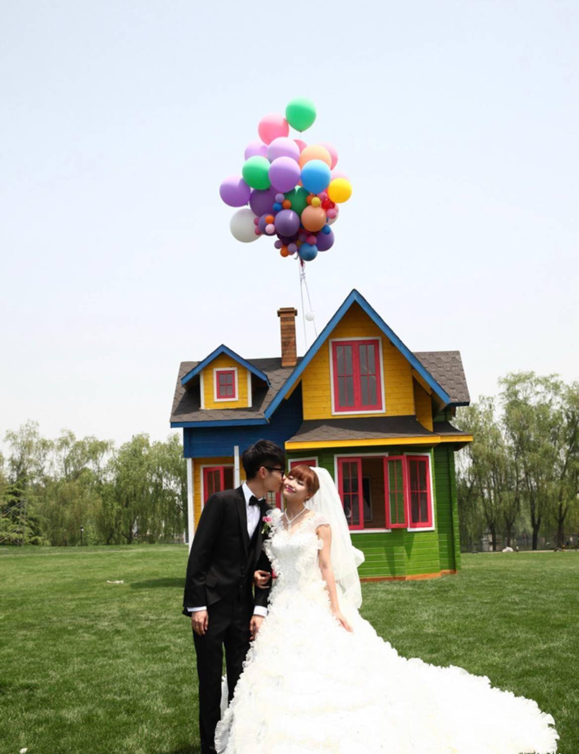 快男歌手李行亮与女儿同框唱歌,两颊凹陷瘦太多,频跑商演显落魄_网友