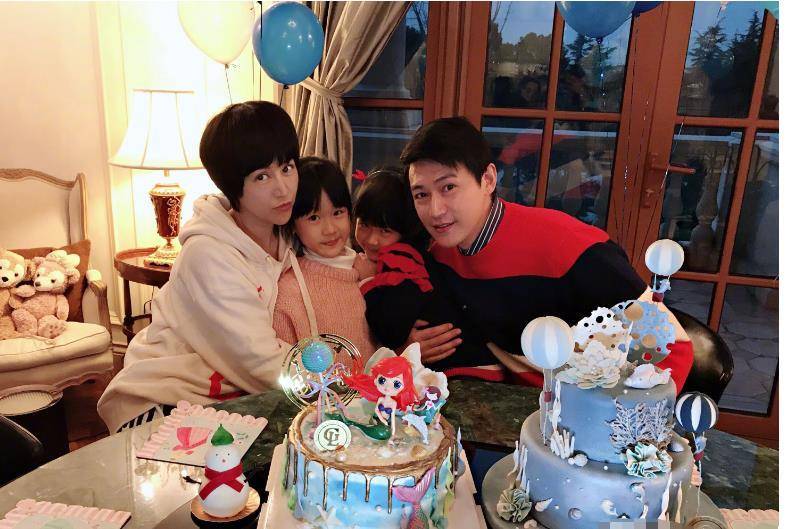 陆毅全家游迪士尼被偷拍,大女儿纤细大长腿抢镜,小女儿撒娇卖萌_鲍蕾