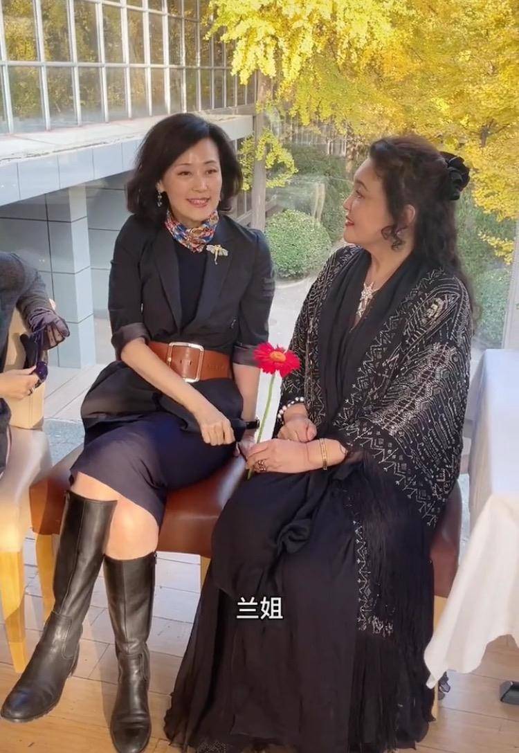 张兰闺蜜穿粉斗篷,小围巾绑成"蝴蝶结"气质高贵_衣服_感觉_颜色