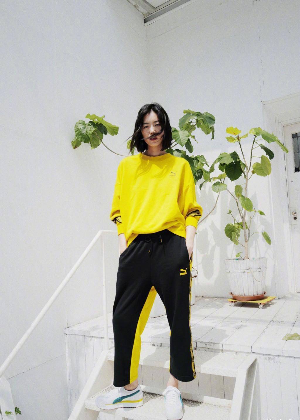 她是"国模第一人",穿仙鹤红色衬衣配牛仔裤,凹出长腿气场炸裂_刘雯