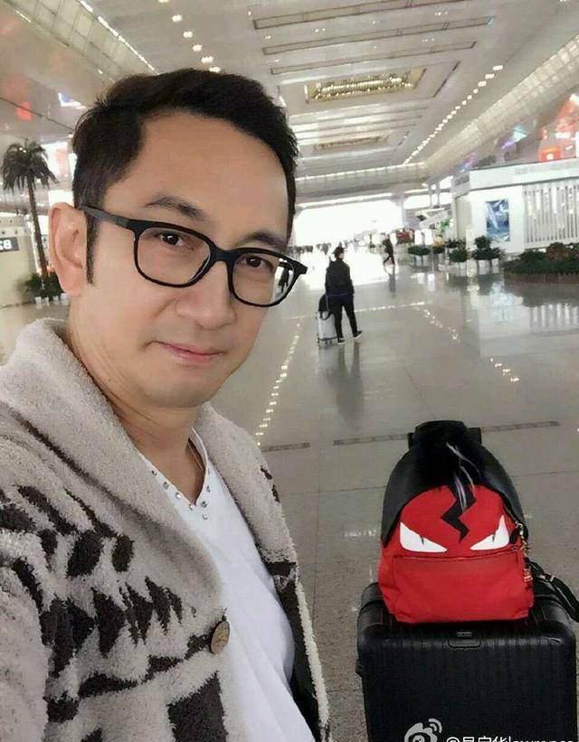 53岁"精致男神"吴启华身材发福,惊现双下巴_年龄_生活习惯_心脏