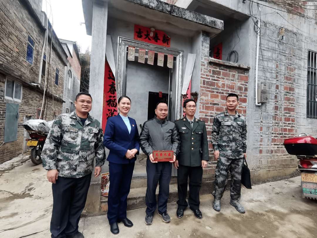 在今年被评为"四有"优秀士兵的家中,镇党委书记马天宝和工作人员为