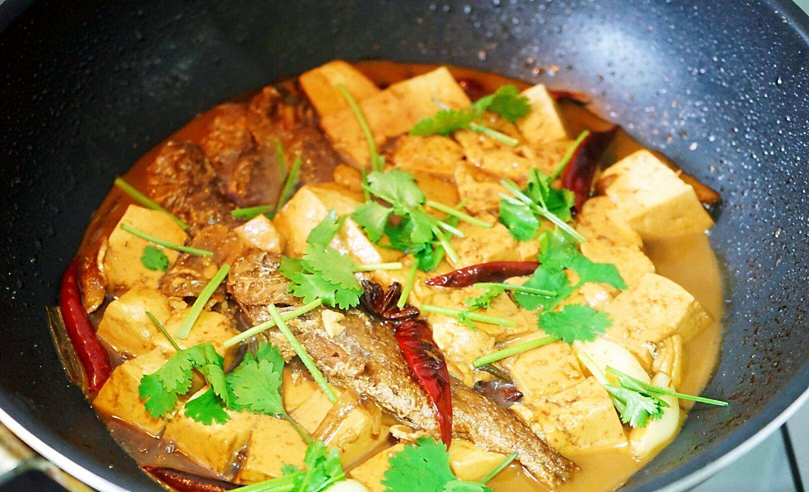 小黄鱼炖豆腐,这吃法鱼骨都香酥,拌饭吃汤汁剩不下,孩子放心吃_营养