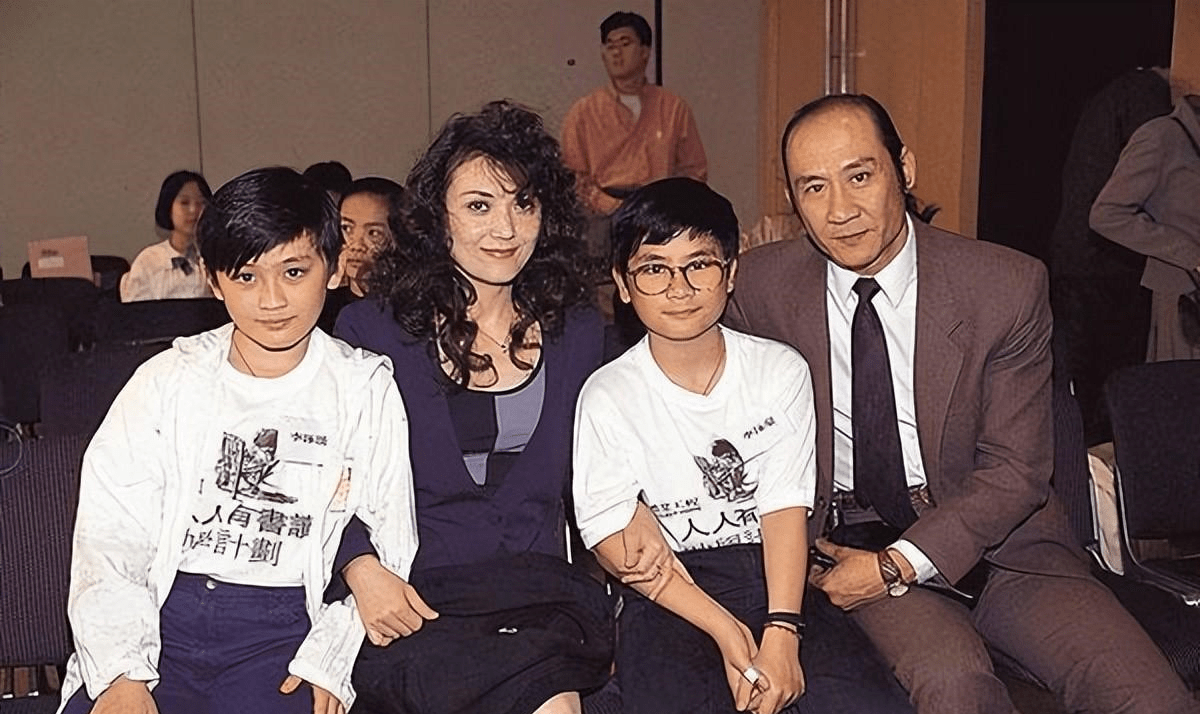 杨思琦大方祝福前任结婚,母亲与哥哥却缺席_李泳豪_施明_agnes