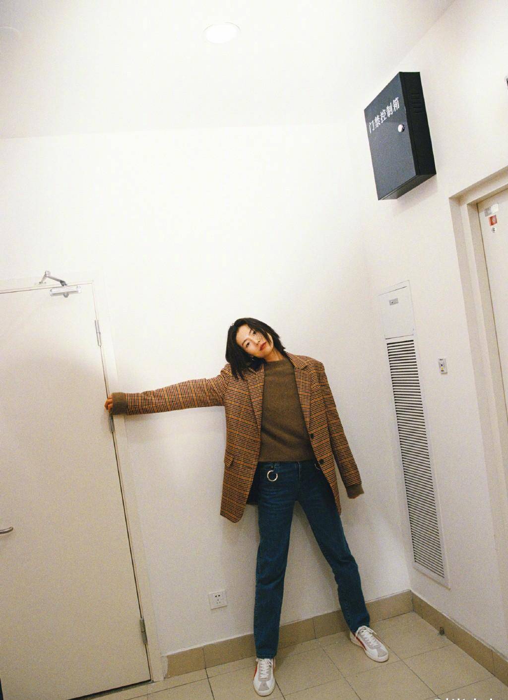 她是"国模第一人",穿仙鹤红色衬衣配牛仔裤,凹出长腿气场炸裂_刘雯