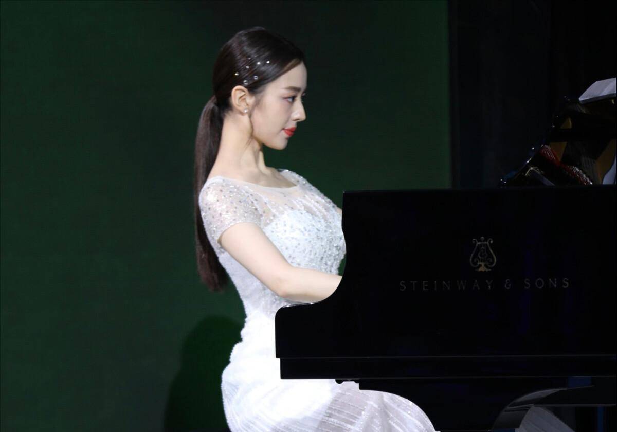 穿t恤和牛仔裤出镜,可以拥有完美曲线_gina_郎朗_吉娜·爱丽丝