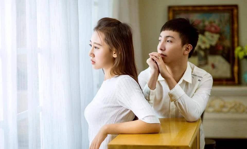 男生摸女生的下巴代表什么?