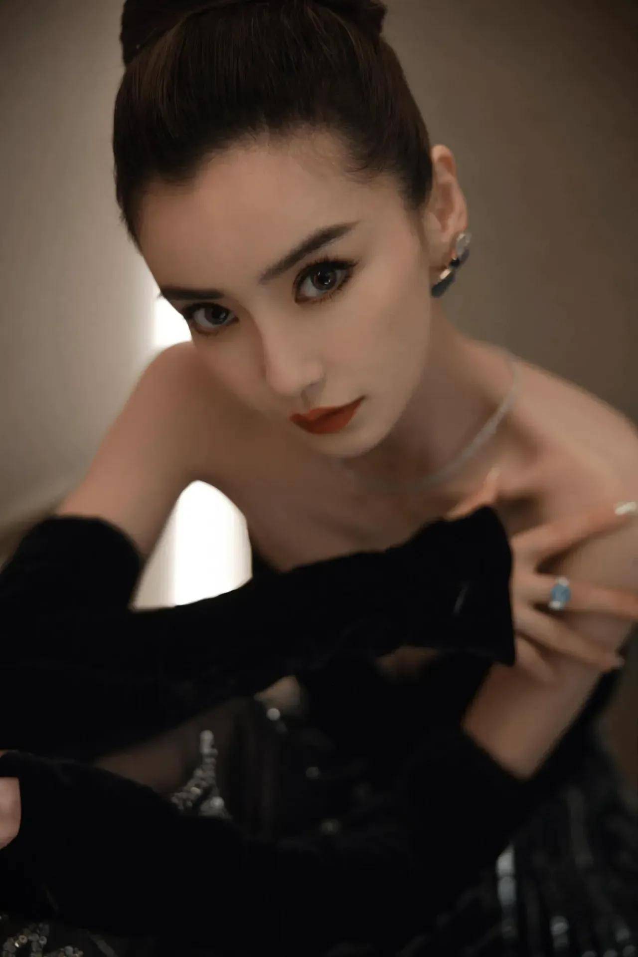杨颖又上热搜了视界大会红毯造型艳压全场太美了