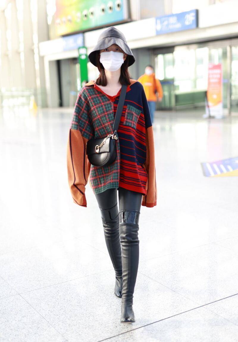 这个冬天,跟着女明星们穿长筒靴,显高时髦又有韵味_整体_皮质_黑色