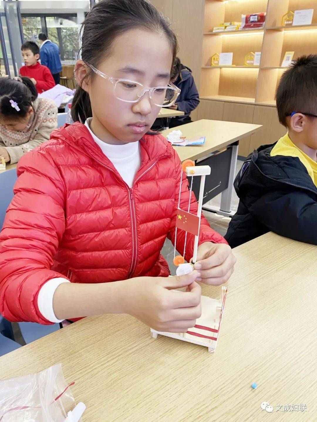 童心向党|"奇妙探索 趣味科学" ——国旗升降台制作活动_升旗_定滑轮