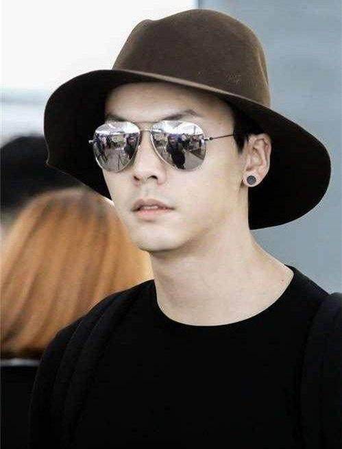 陈伟霆的帽子真的多,这次的这顶帅不帅?_白色_洗头_款式