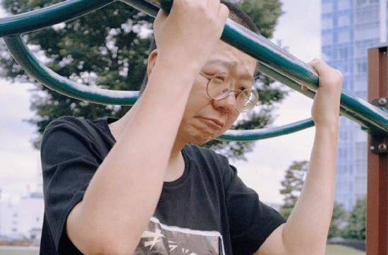 看到李诞,都会不约而同被他的长相吸引,小小的眯眯眼,超短的干练寸头