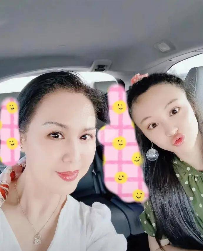 从郑爽分享的动态中不难看出,郑爽和父母生活在国外,依旧过着富裕的