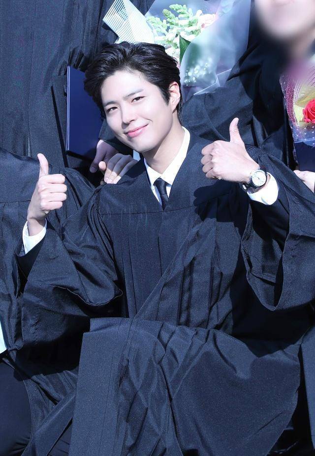 26岁朴宝剑大学毕业正装照曝光,原来他今年才刚刚大学毕业_宋慧乔