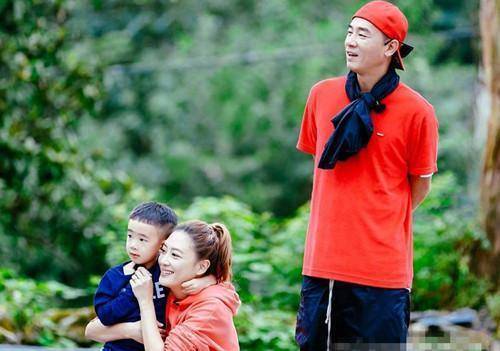 jasper幼儿园毕业典礼展才华,拉小提琴唱跳站c位,陈小春很自豪_儿子