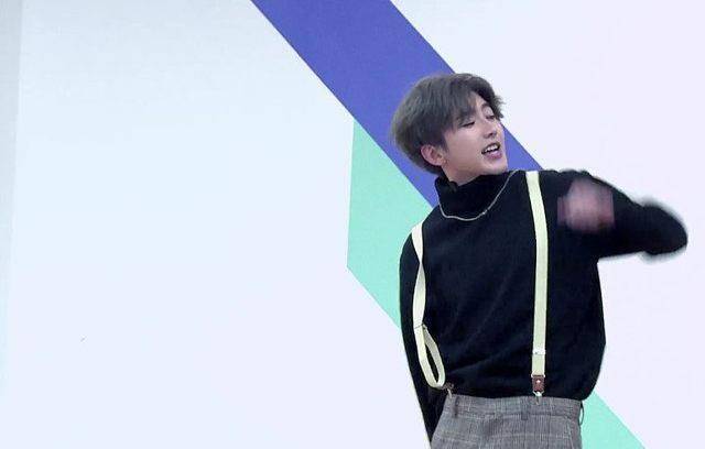 蔡徐坤跳舞时被背带裤砸到脸,这娃萌起来实在令人招架不住_时候_舞台