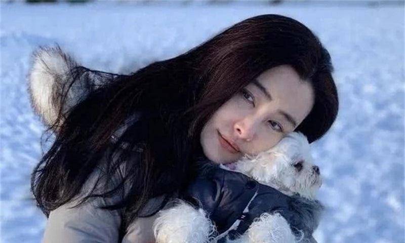 53岁王祖贤晒雪中美照,素颜出镜清纯似少女,还是最初的模样_气质_观众