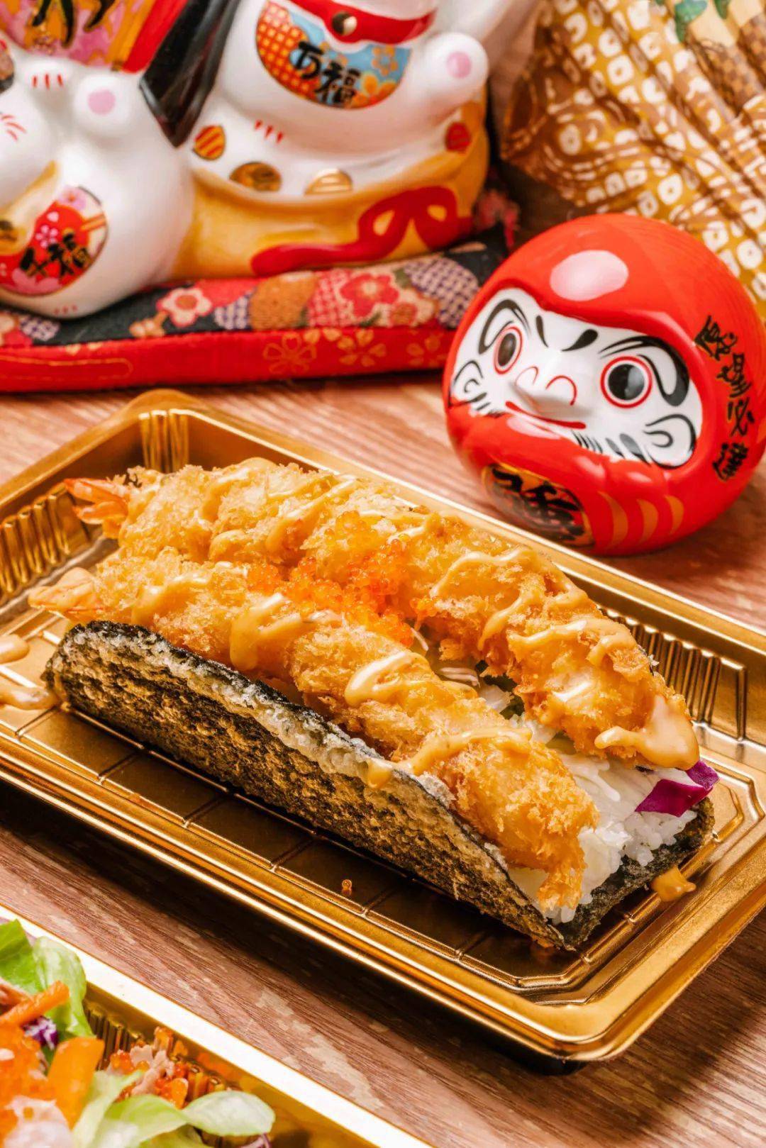 胃搭配蟹籽和酱料,口感醇厚,滋味饱满麻辣鲜蛤军舰寿司鲜蛤肉肥厚软嫩