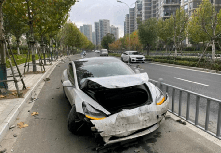 特斯拉回应宁波Model 3“撞护栏”事故，后台显示部件都正常_隔离_车子