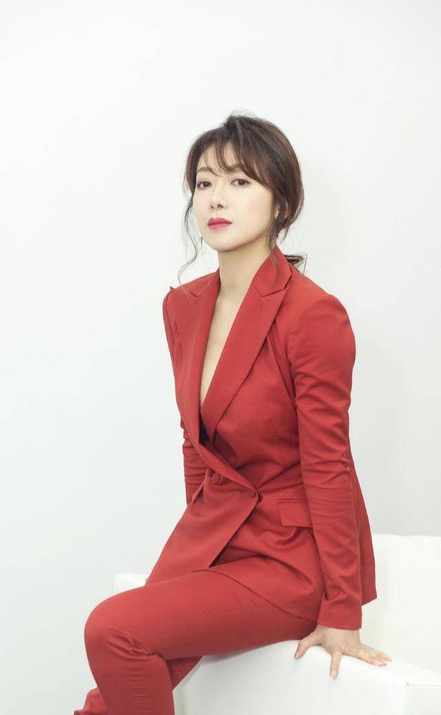 张萌一身红裙霸气又有气质,别再说红色艳俗了,看看明星怎么穿_感觉