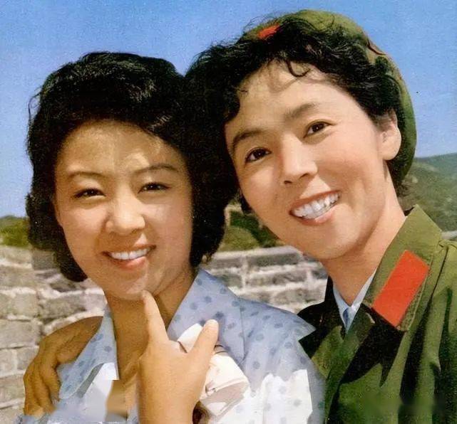 《英雄儿女》中王芳的扮演者刘尚娴与丈夫,儿子的合影罕见曝光,一家人