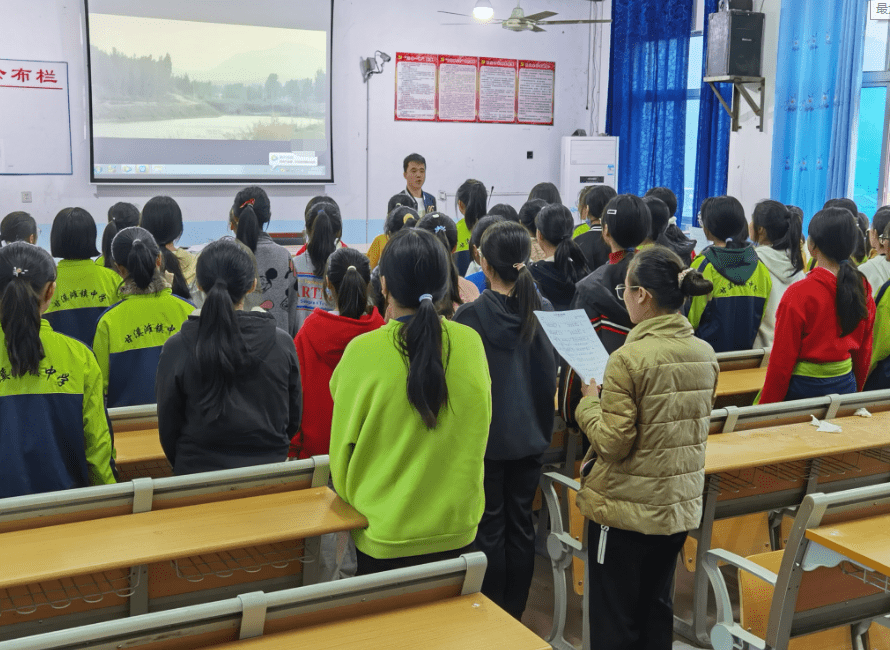 淳朴歌声打动网友:学生好幸福_赵小琴_刘仔_视频