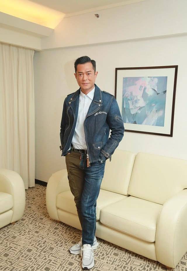 在此基础上还做了个背头发型,这样的话使得古天乐的状态是非常好的