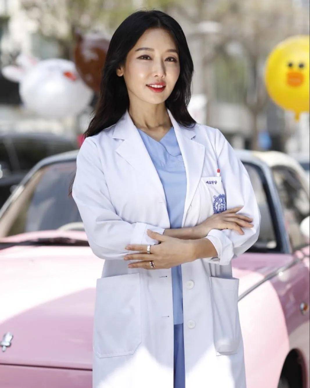 52岁"冻龄牙医"魔鬼身材,少女颜值,跟女儿同框像姐妹_李秀_工作_健身