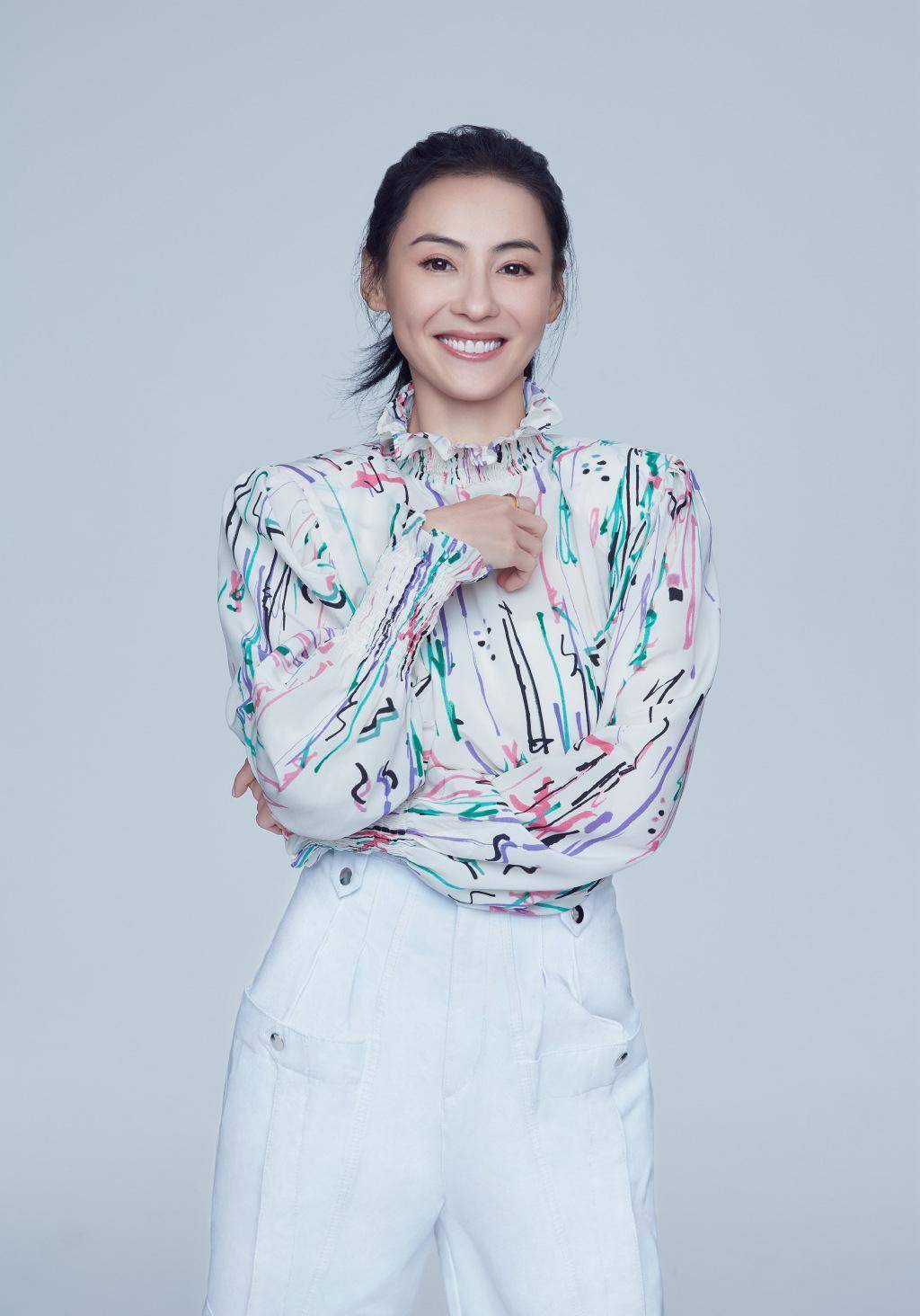 40岁的张柏芝照样时尚靓丽,3胎潮妈与儿子出行,舒适青春有活力_运动