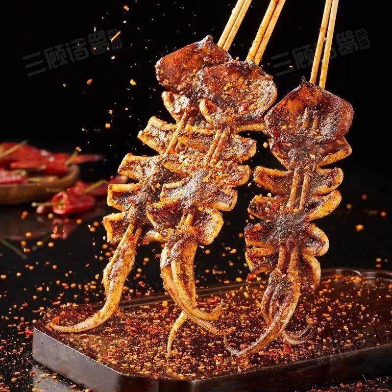 赛场外振臂欢呼助力偶像游刃有余火爆鱿鱼三顾诸葛烤串"世界杯气氛组"