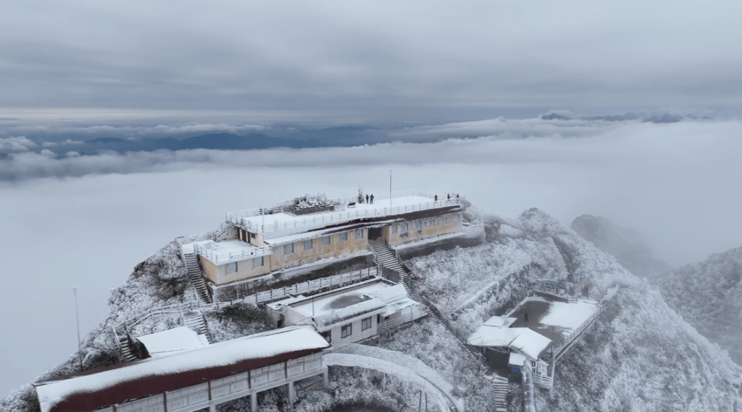 大雪之后的八台山景区云雾缭绕,雪景广阔而绵长.