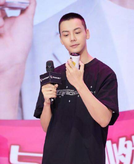 陈伟霆:毛寸新发型搭配黑t恤衫,外出商演站台腼腆地像个大男孩_风暴